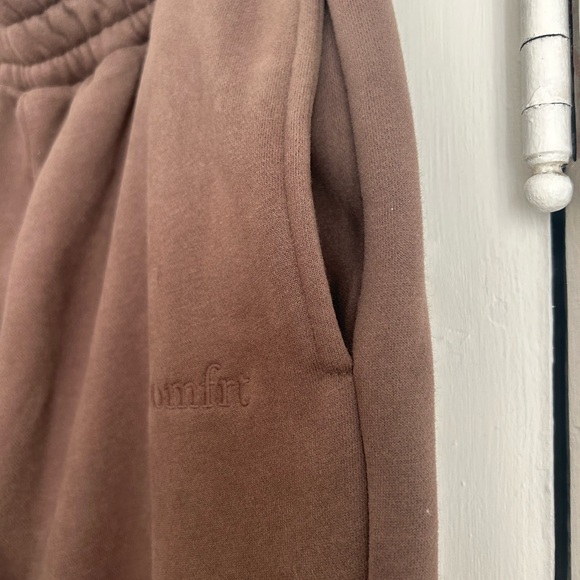 NEW! Comfrt Set - Picture 4 of 5